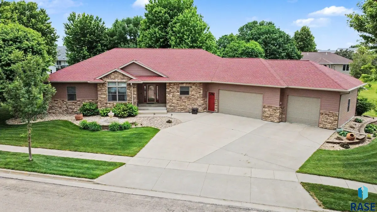 612 Britz Dr, Luverne, MN 56156 - #1
