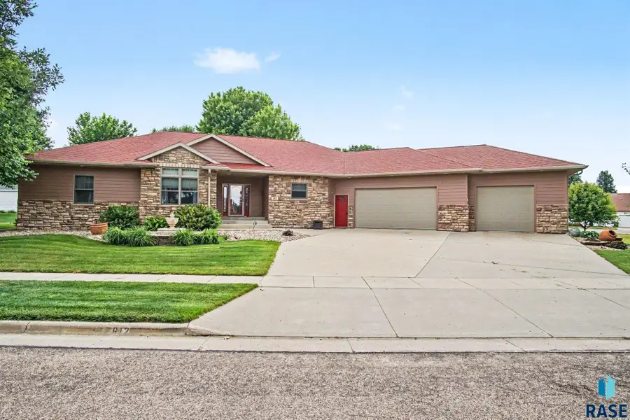 612 Britz Dr, Luverne, MN 56156 - #2