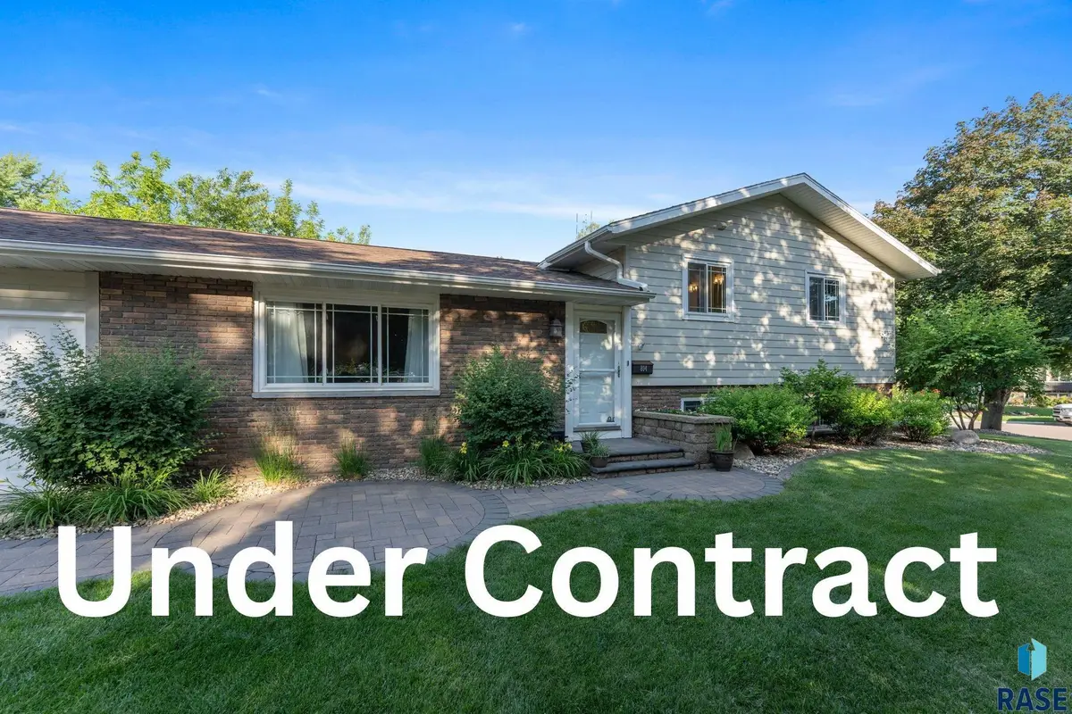 804 N Maplewood Dr, Madison, SD 57042 - #1