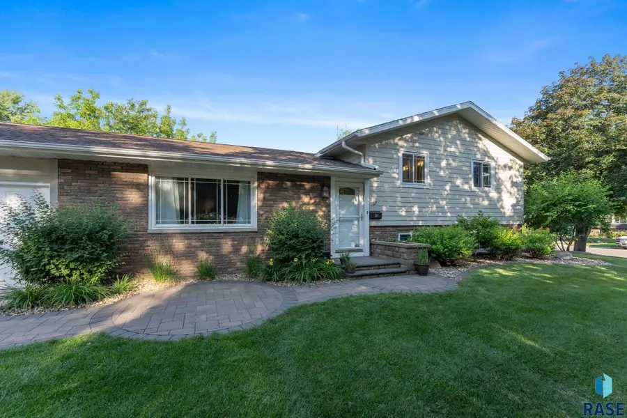 N Maplewood Dr, Madison, SD 57042 - #2
