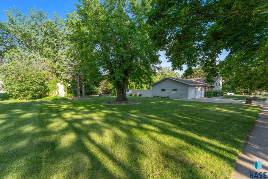 804 N Maplewood Dr, Madison, SD 57042 - #3