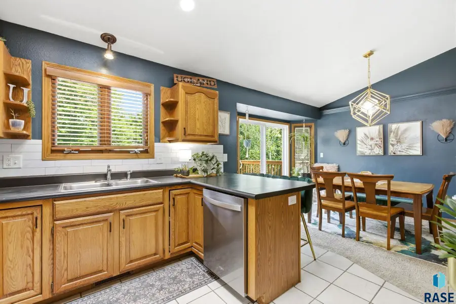 5024 E Fernwood Dr, Sioux Falls, SD 57110 - #2