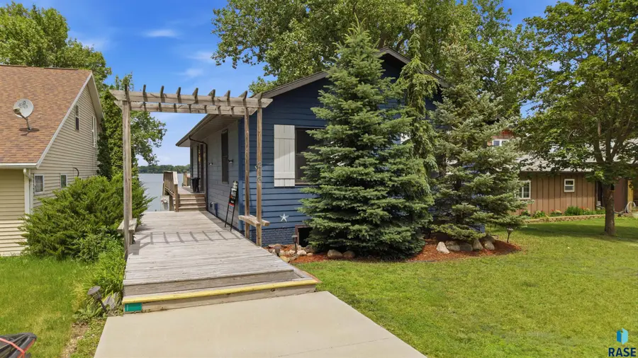 216 Best Point Dr, Madison, SD 57042 - #2
