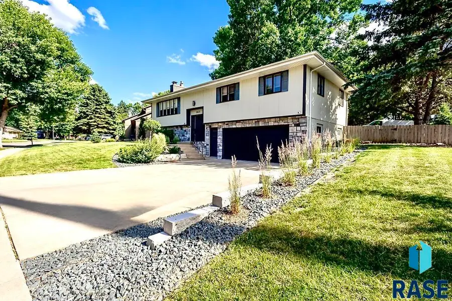 2813 W Costello Rd, Sioux Falls, SD 57105 - #2