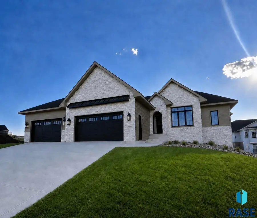 2505 S Meadowview Ave, Sioux Falls, SD 57110 - #2