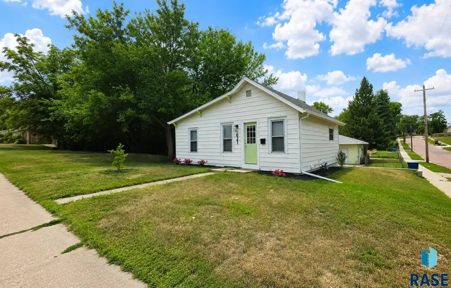 621 N Lewis Ave, Sioux Falls, SD 57103 - #2