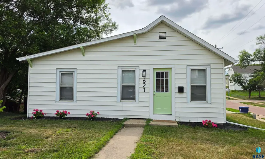 621 N Lewis Ave, Sioux Falls, SD 57103 - #3