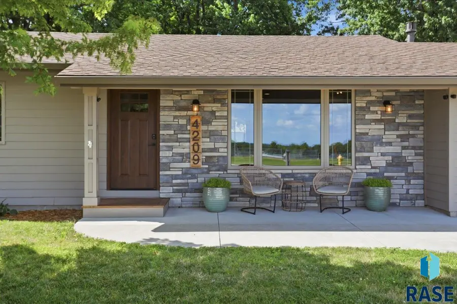 4209 E 22nd St, Sioux Falls, SD 57103 - #2
