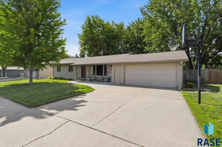 4209 E 22nd St, Sioux Falls, SD 57103 - #3