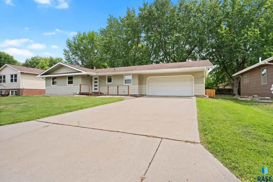 1912 E Sylvan Cir, Brandon, SD 57005 - #3