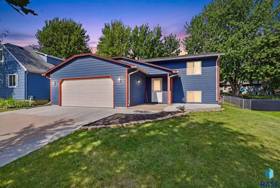 3201 S Greenwood Ave, Sioux Falls, SD 57106 - #2