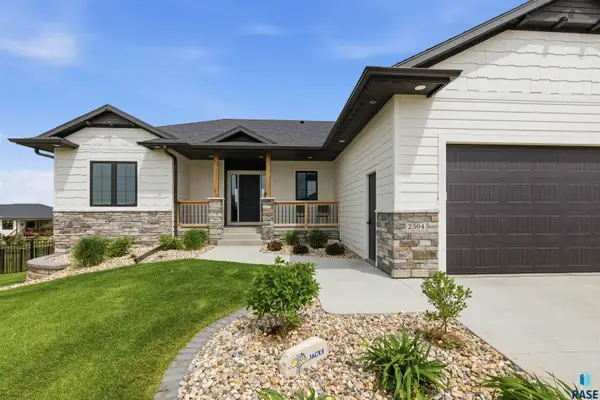 2504 S Galena Ct, Sioux Falls, SD 57110