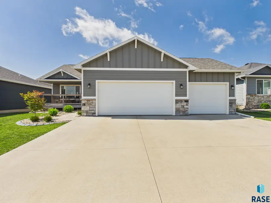 7509 E 49th St, Sioux Falls, SD 57110 - #2