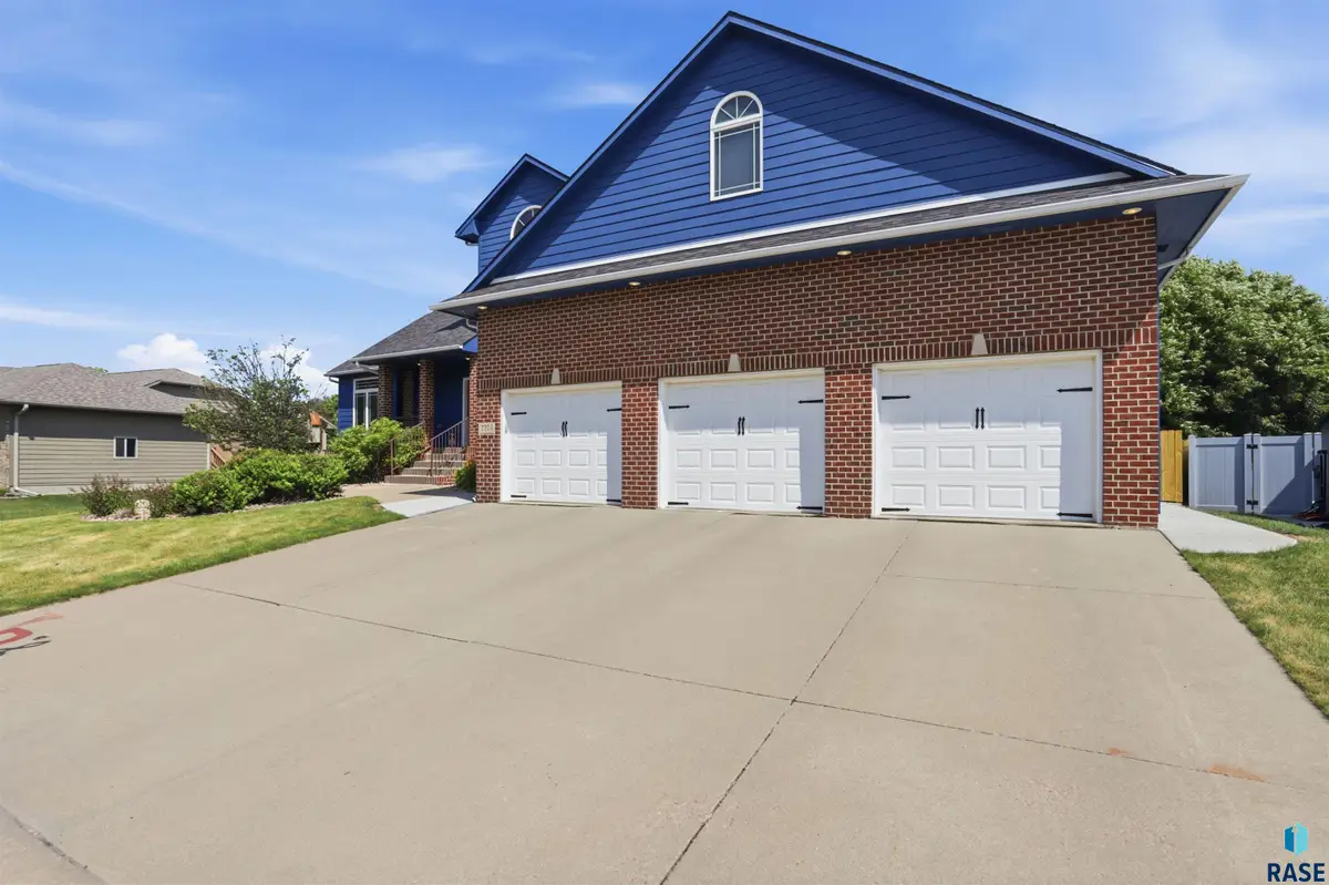 7704 32nd St, Sioux Falls, SD 57106 - #1