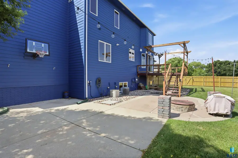 7704 32nd St, Sioux Falls, SD 57106 - #2