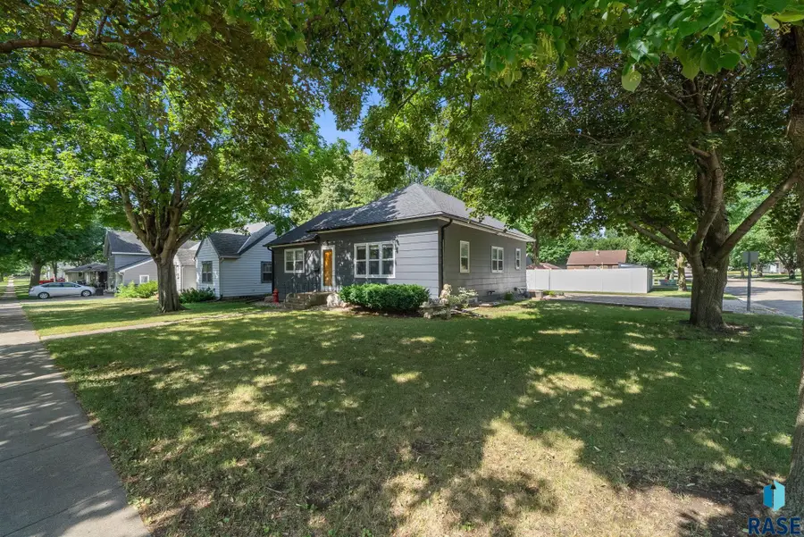 923 N Spring St, Luverne, MN 56156 - #2