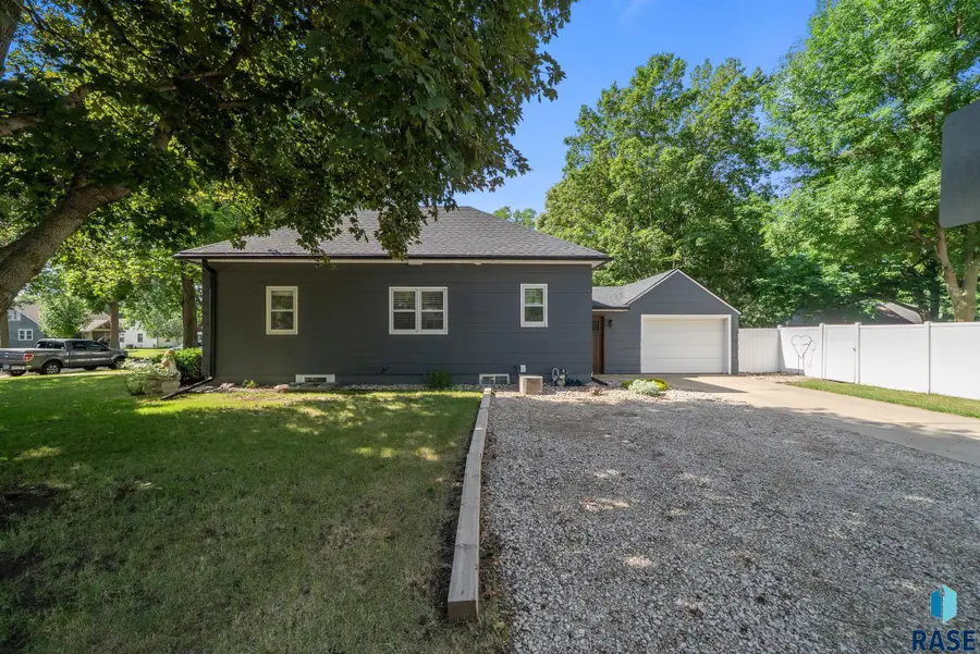 923 N Spring St, Luverne, MN 56156 - #3