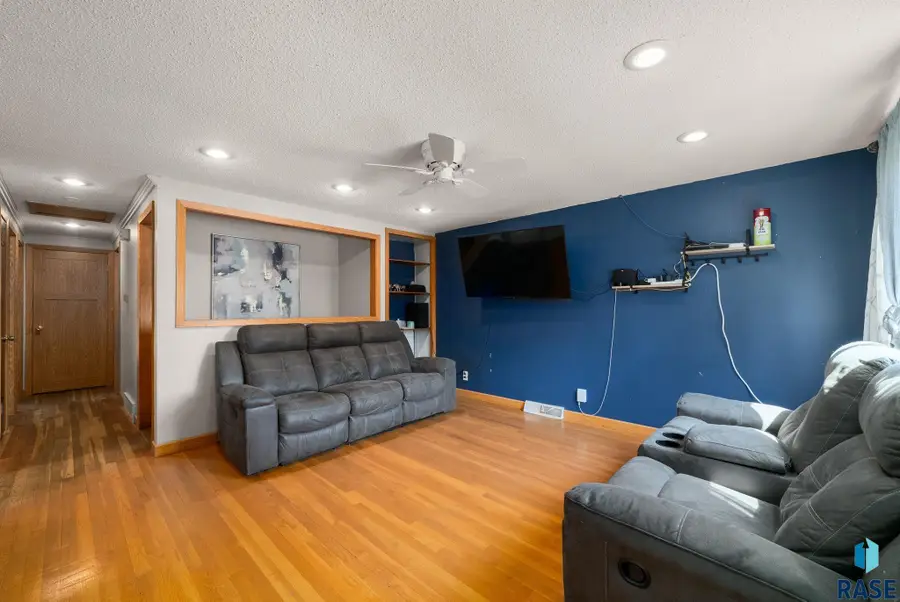 713 S Holt Ave, Sioux Falls, SD 57103 - #2