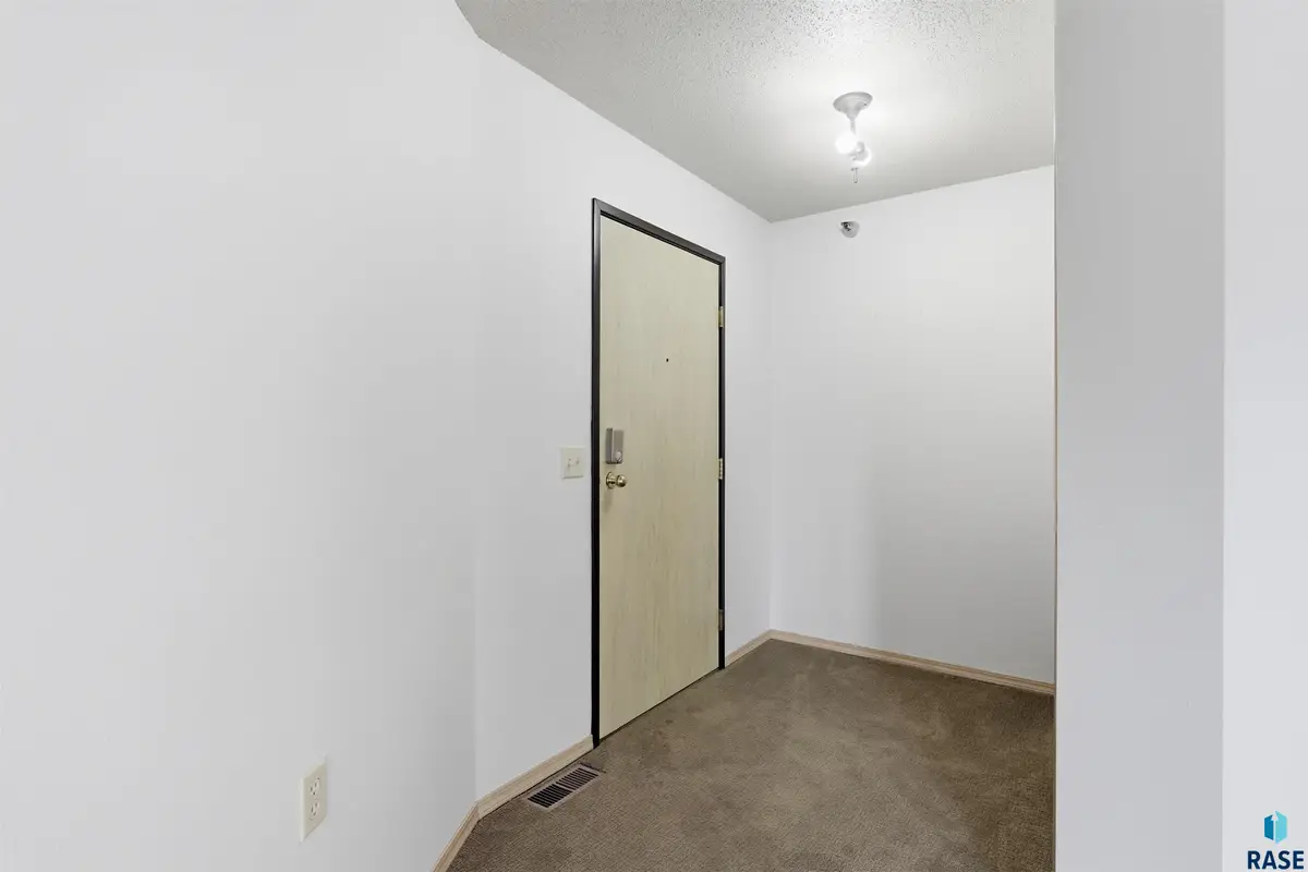 4609 S Oxbow Ave #303, Sioux Falls, SD 57106 - #1