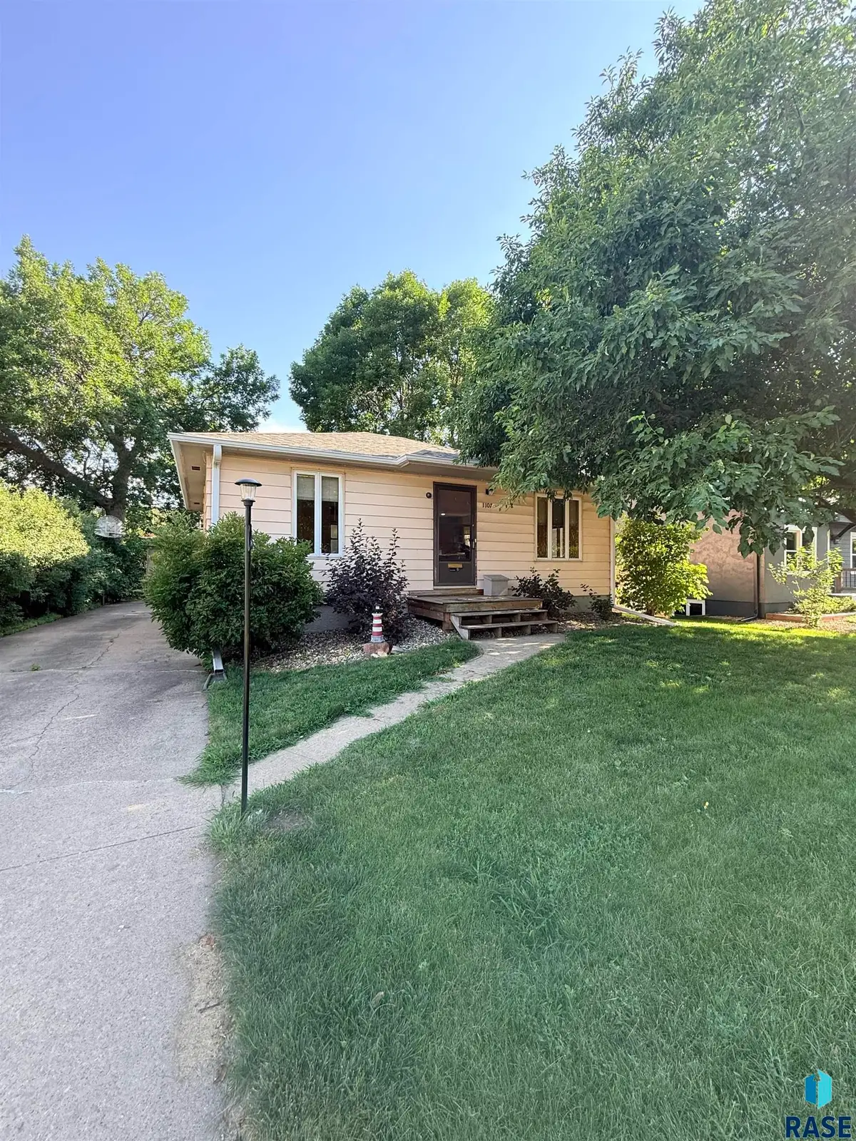 1107 W Sunset Dr, Sioux Falls, SD 57105 - #1