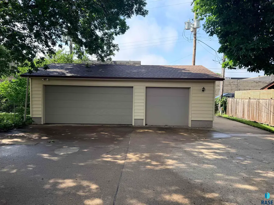 1107 W Sunset Dr, Sioux Falls, SD 57105 - #2