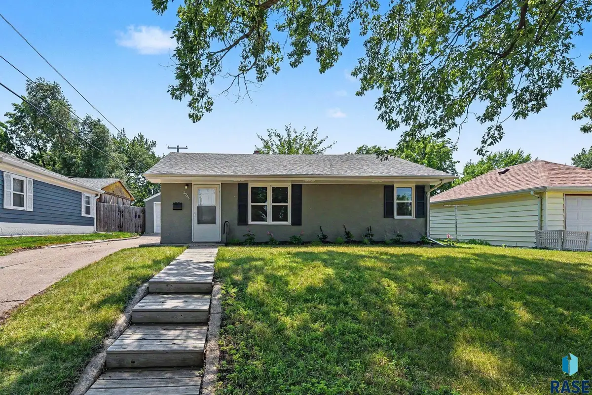 2305 E 11th St, Sioux Falls, SD 57103 - #1