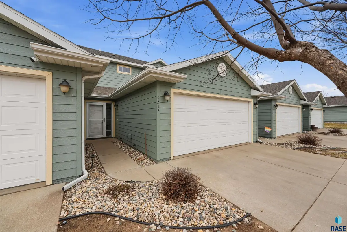 1212 N Pekin Pl, Sioux Falls, SD 57107 - #1