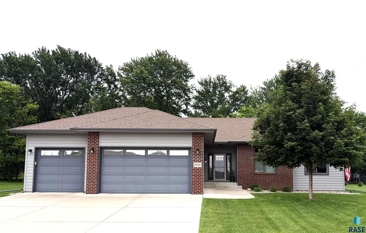 5725 E Meadow Oak Cir, Sioux Falls, SD 57110 - #1