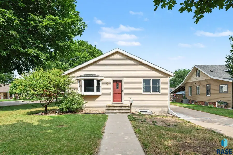 920 N Spring St, Luverne, MN 56156 - #2