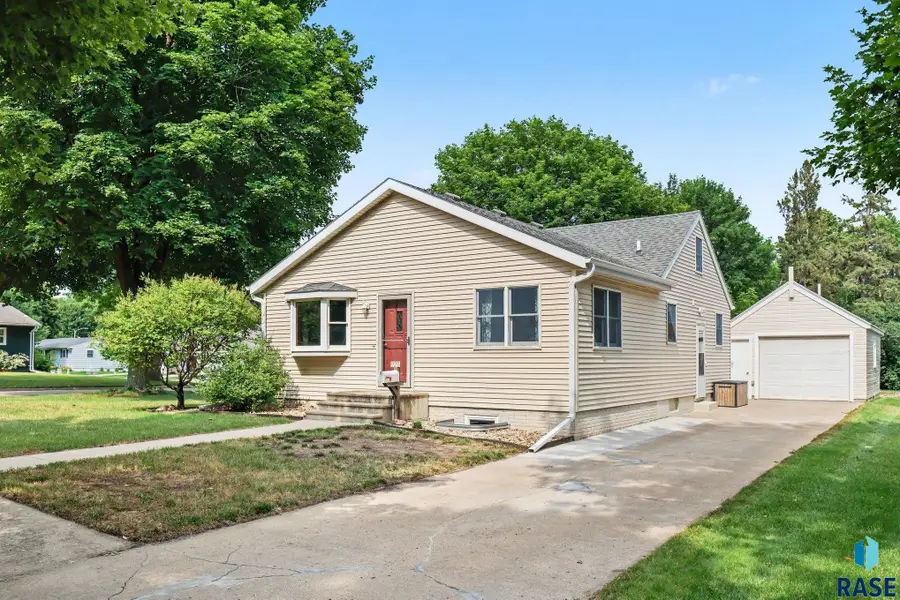 920 N Spring St, Luverne, MN 56156 - #3