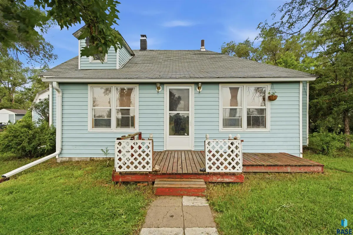 39390 227th St, Woonsocket, SD 57385 - #1