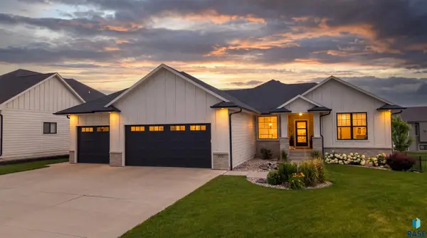 708 E 77th St, Sioux Falls, SD 57108