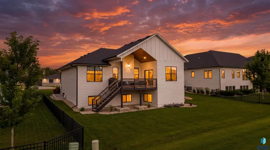 708 E 77th St, Sioux Falls, SD 57108 - #3