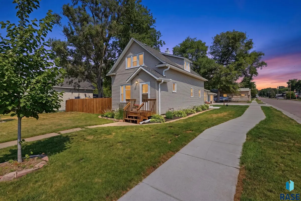 718 E 4th St, Dell Rapids, SD 57022 - #1
