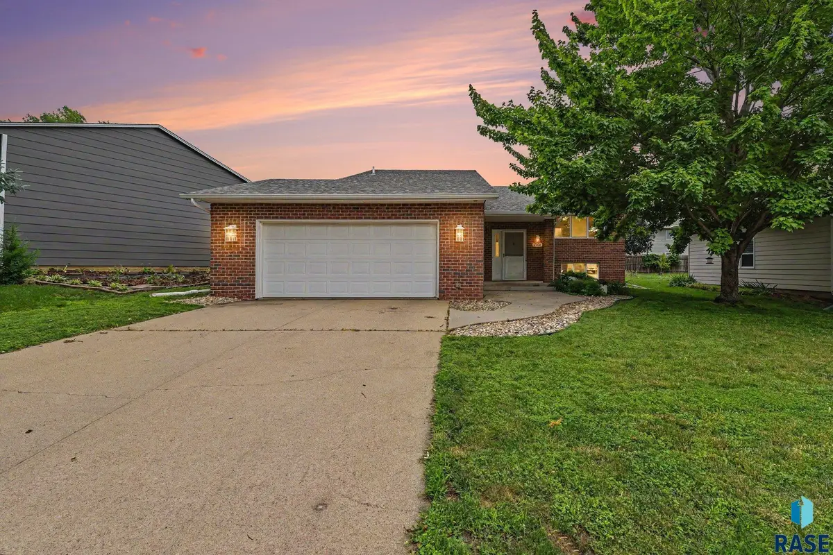 2504 S Groveland Ave, Sioux Falls, SD 57110 - #1
