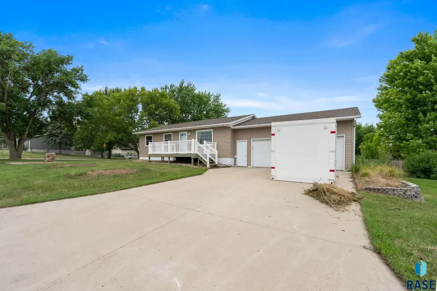 804 S Wind St, Flandreau, SD 57028 - #3