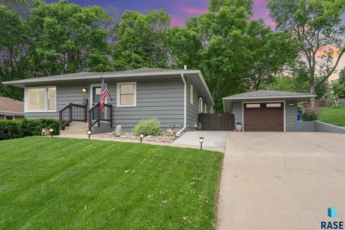 2201 S Crestwood Rd, Sioux Falls, SD 57105 - #1