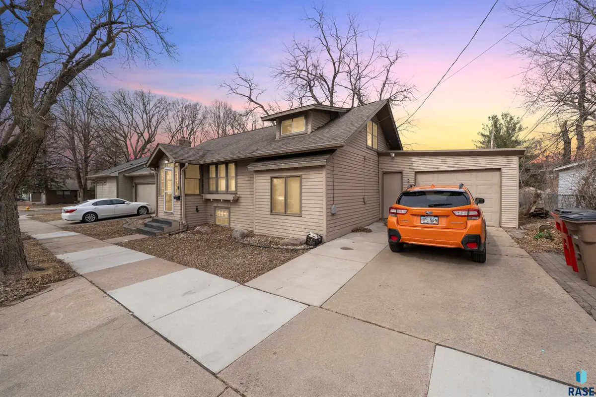 1016 W 27th St, Sioux Falls, SD 57105 - #1