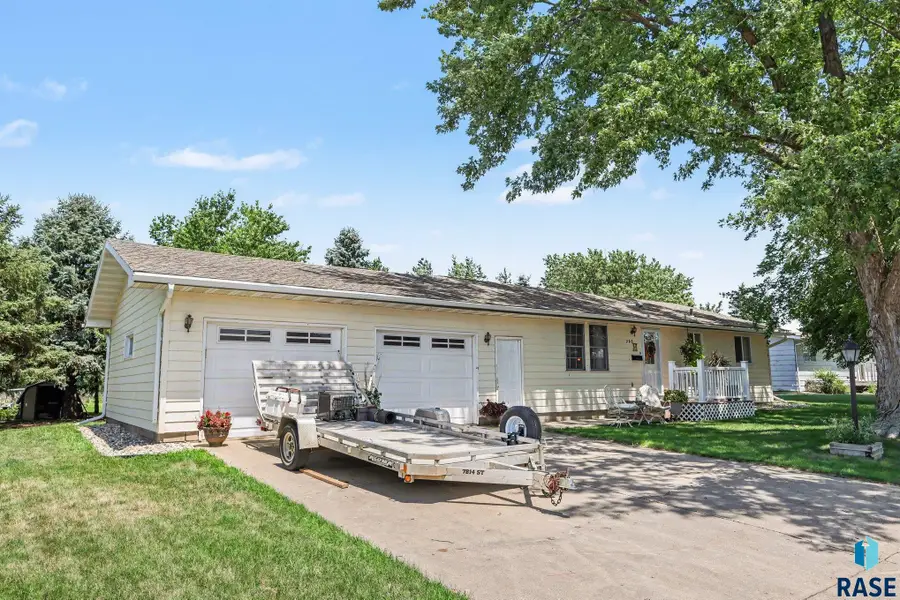 208 E Short St, Beresford, SD 57004 - #3