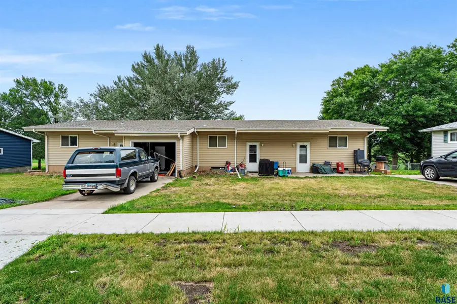 1008 4th St, Garretson, SD 57030 - #2