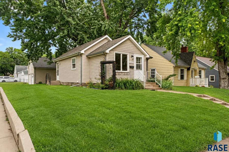 2321 S West Ave, Sioux Falls, SD 57105 - #2