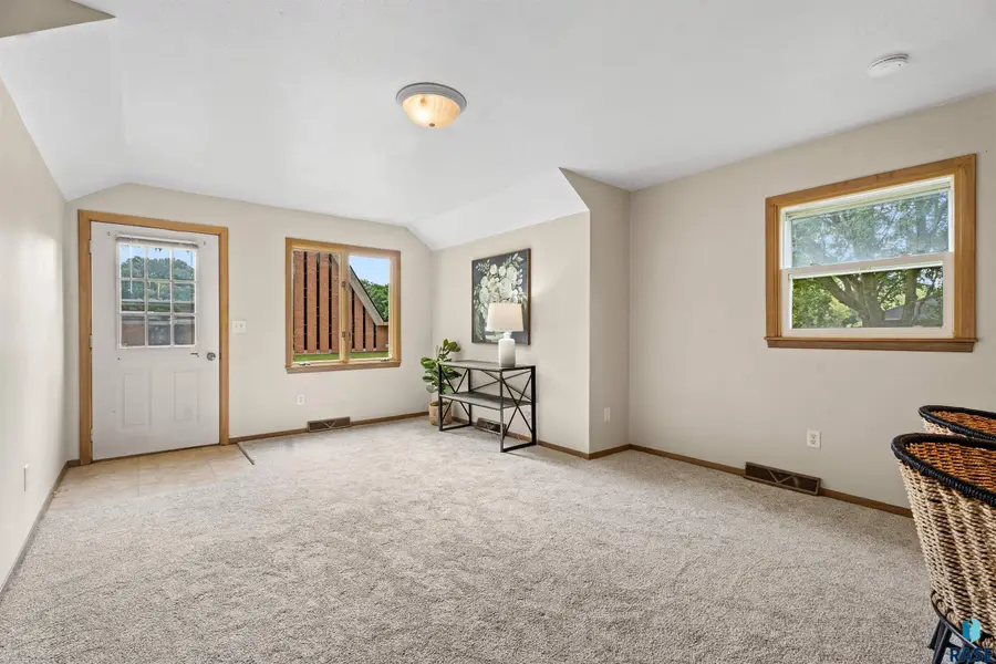 2321 S West Ave, Sioux Falls, SD 57105 - #3