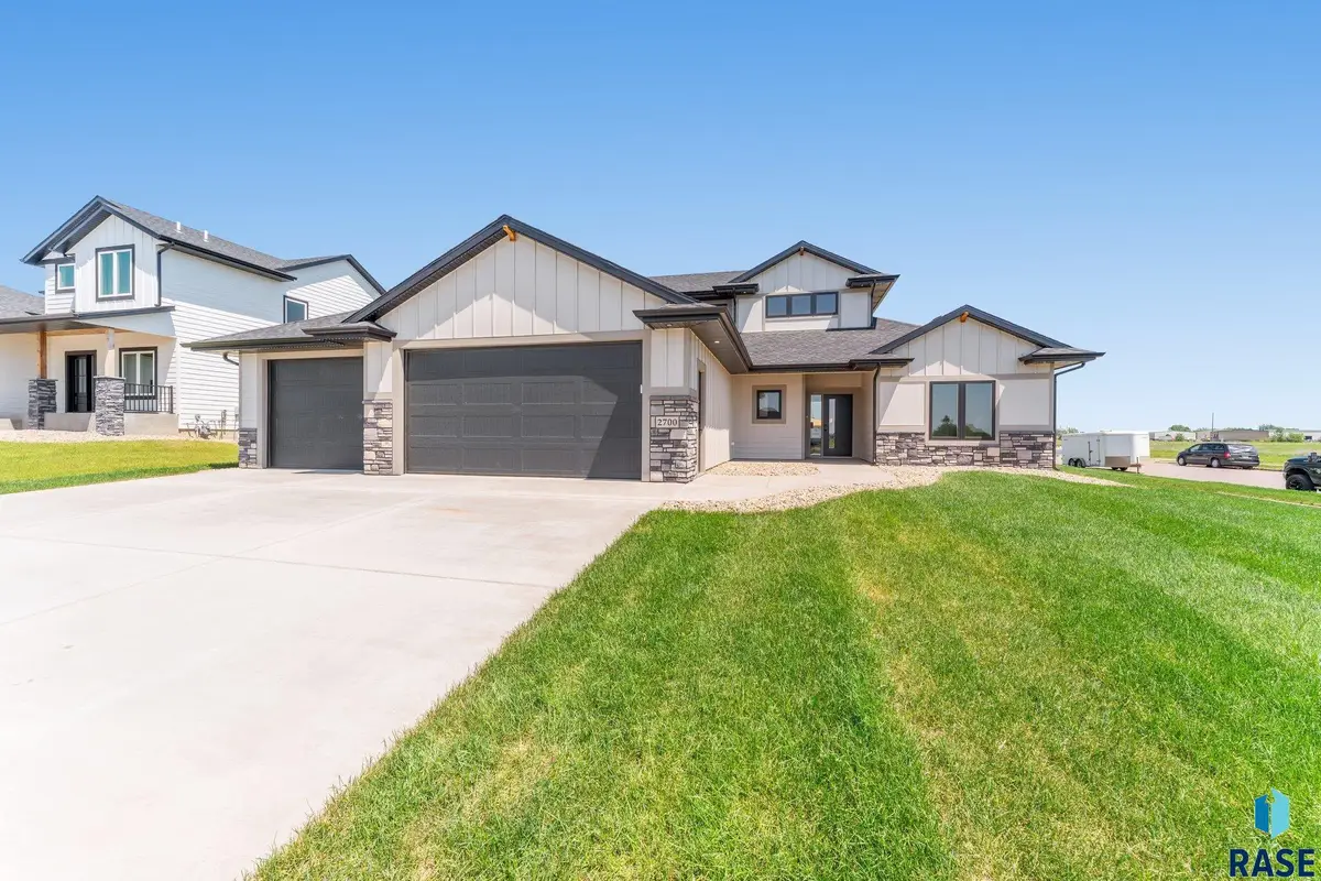 2700 N Sylvan Cir, Tea, SD 57064 - #1