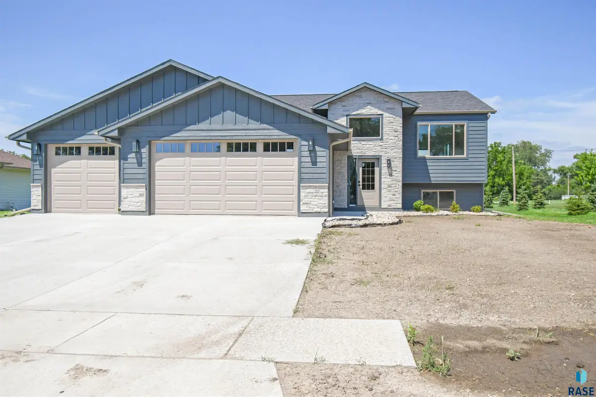 512 W Ash St, Canistota, SD 57012 - #1
