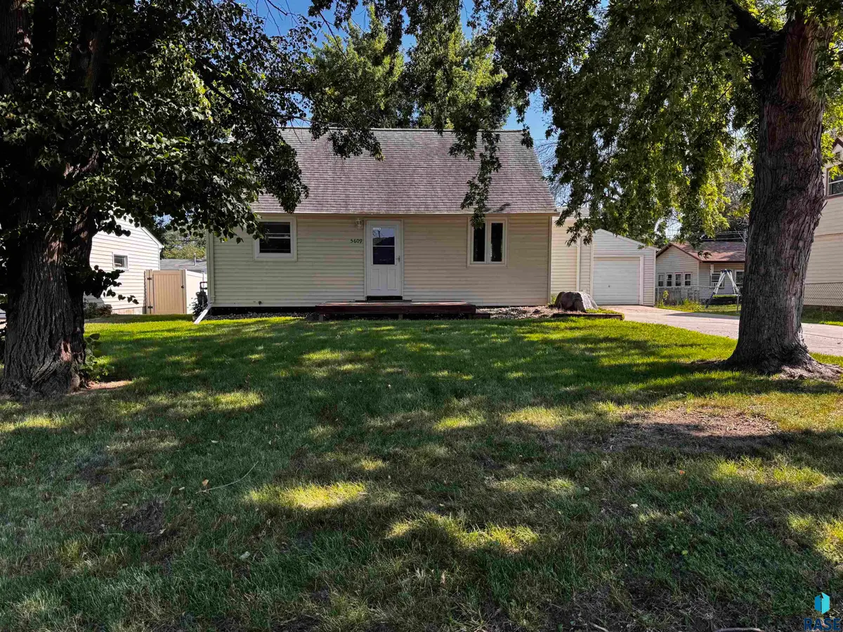 5609 W 15th St, Sioux Falls, SD 57106 - #1