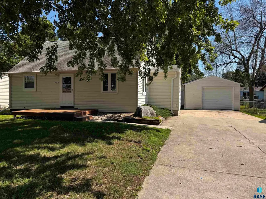 5609 W 15th St, Sioux Falls, SD 57106 - #2