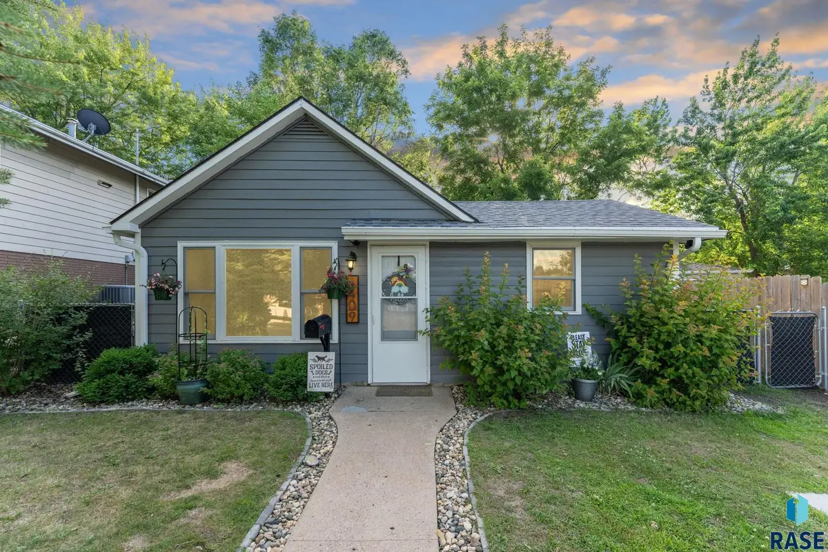 1409 S Van Eps Ave, Sioux Falls, SD 57105 - #1