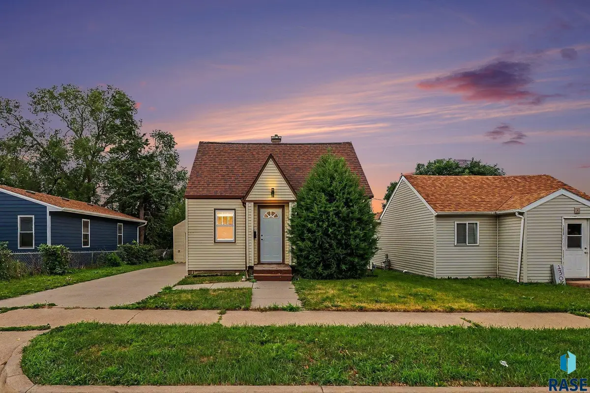1305 E 12th St, Sioux Falls, SD 57103 - #1