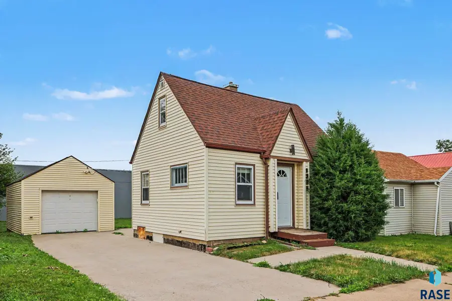 1305 E 12th St, Sioux Falls, SD 57103 - #2