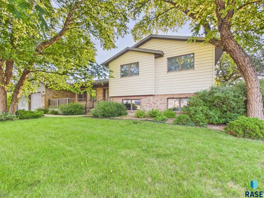 1016 N Sanborn St, Canton, SD 57013 - #2